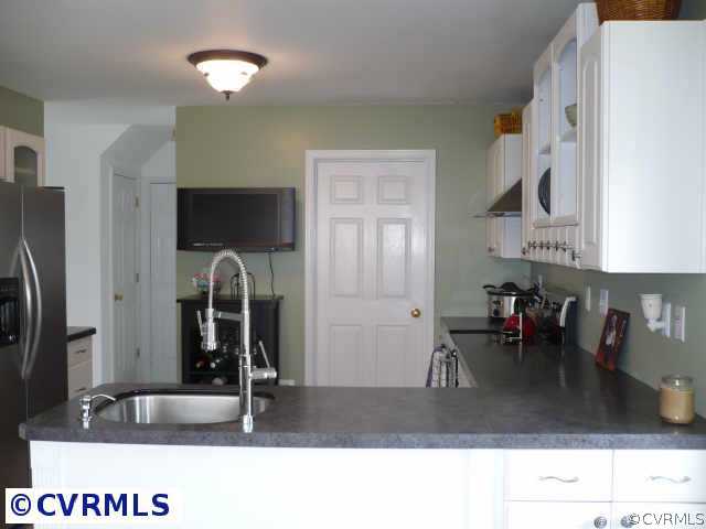 11613 Clear Ridge Drive Midlothian, VA 23112 - Photo 2 of 8 Other - Spacious eat-in kitchen offers SS applianc