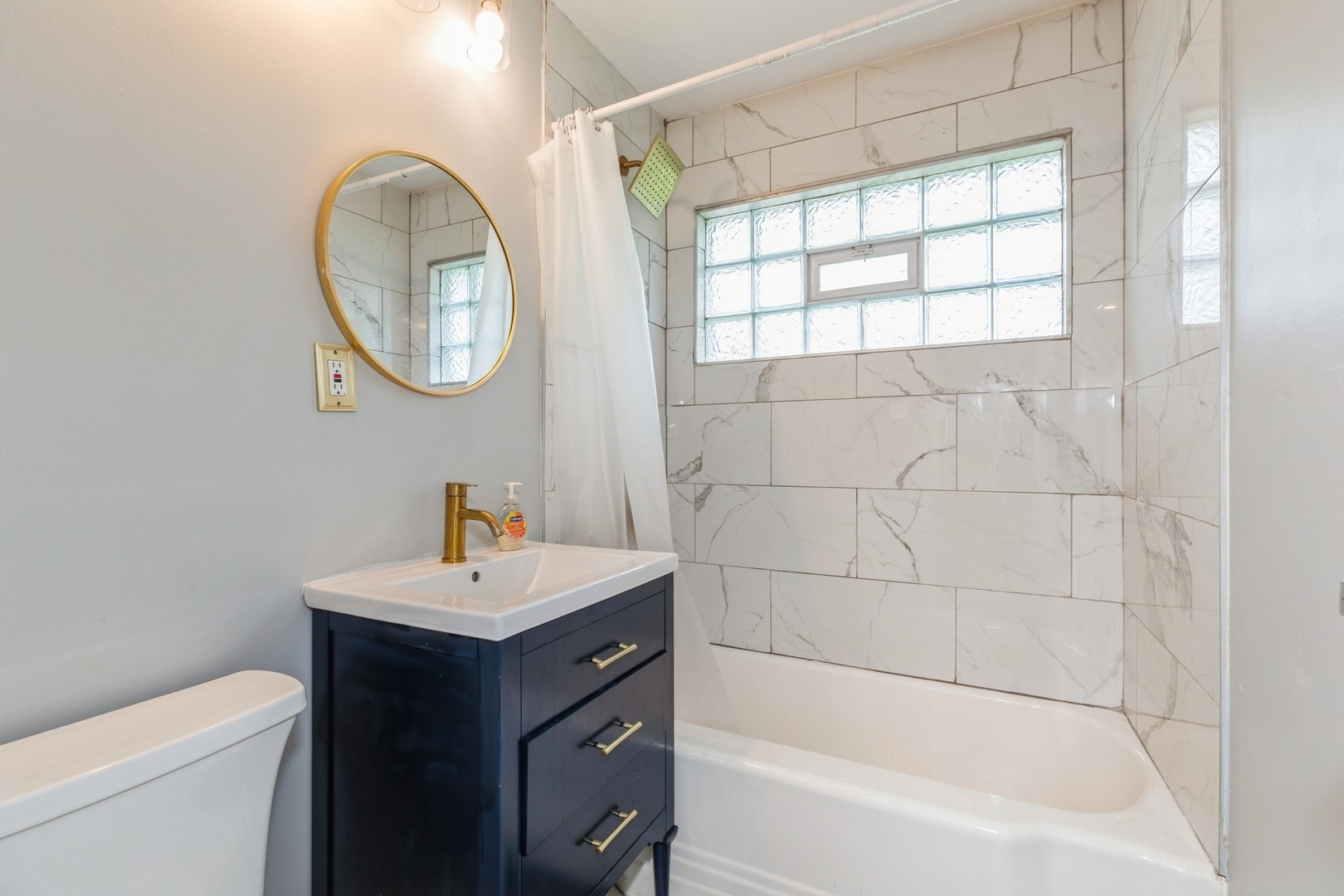 433 Wildwood Drive Park Forest, IL 60466 - Photo 11 of 13 a bathroom with a sink toilet and a bathtub