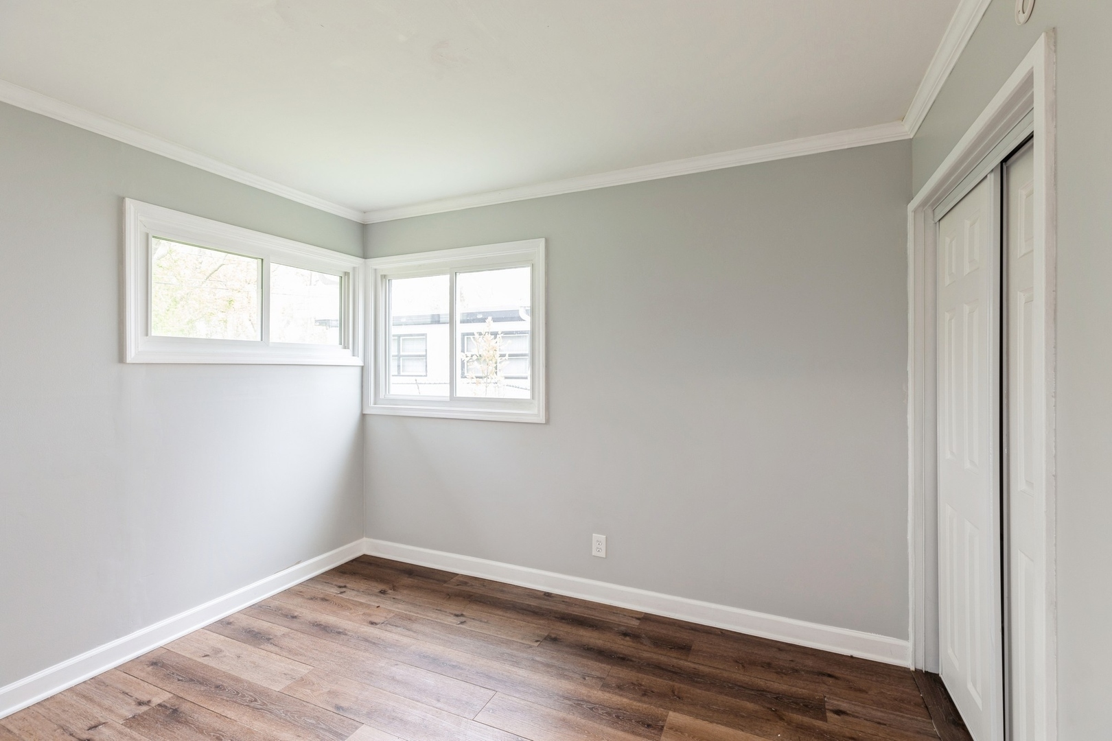433 Wildwood Drive Park Forest, IL 60466 - Photo 10 of 13 an empty room with wooden floor and windows