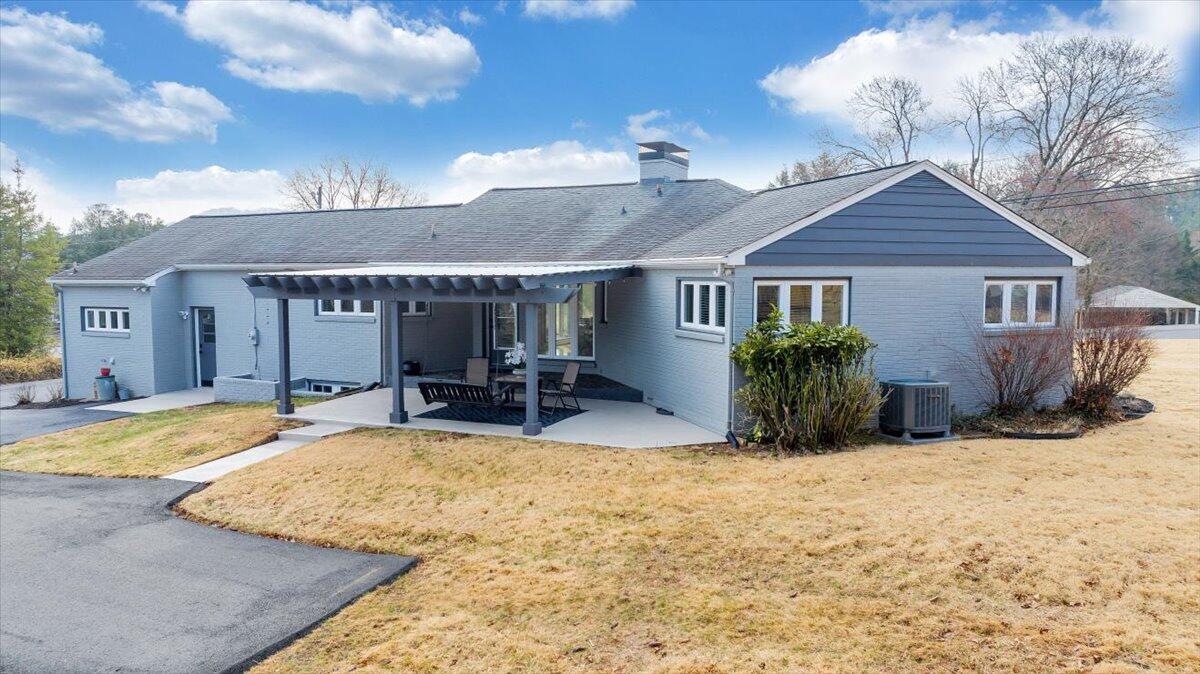 3531 Winding Way Road Southwest Roanoke, VA 24015 - Photo 8 of 70 a view of a house with swimming pool and sitting area