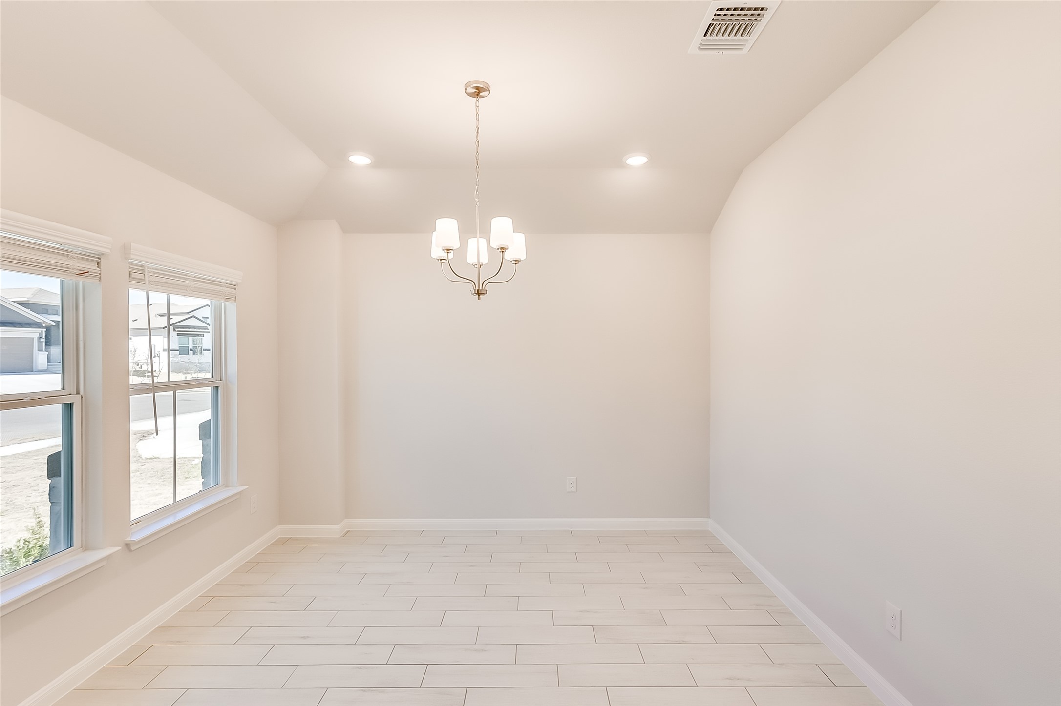 125 Comet Pointe Drive Georgetown, TX 78628 - Photo 5 of 28