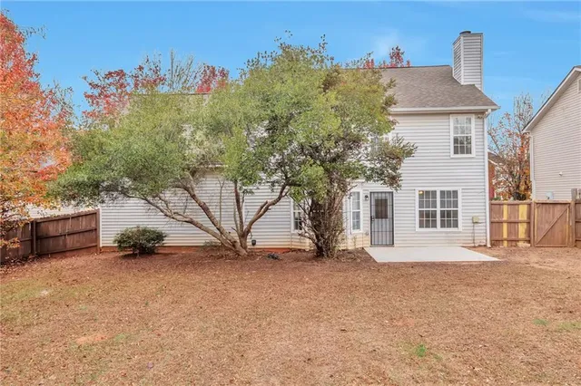 a view of a house with a yard