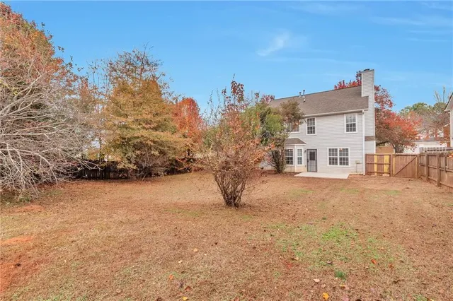 a view of a house with a yard