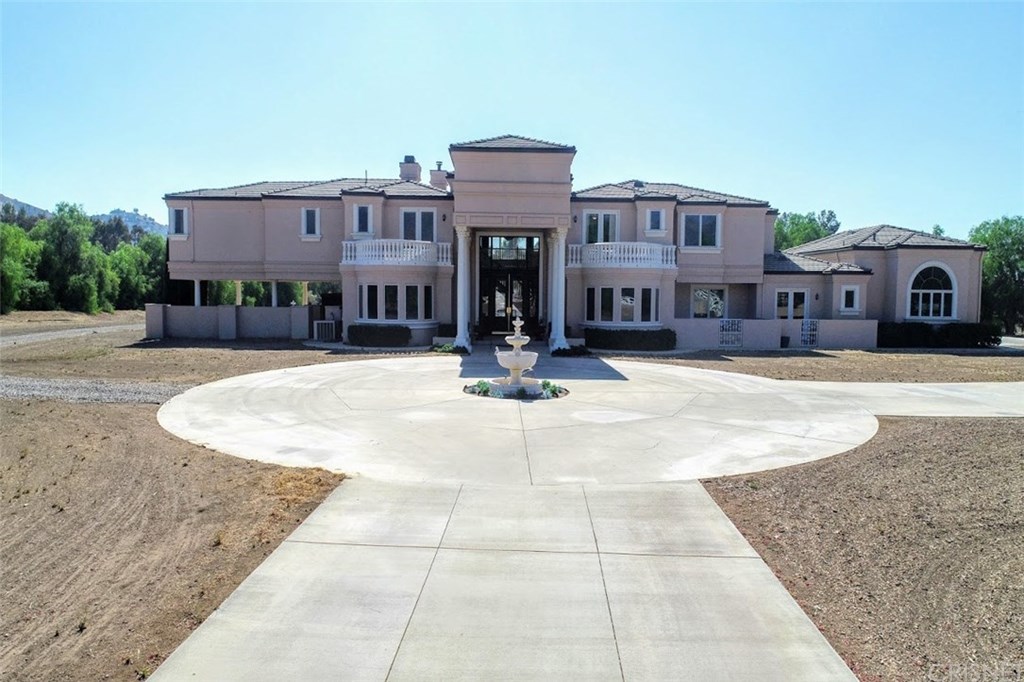 Front of Home with Circular Drive with Fountain