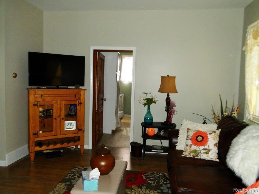 237 South Elba Road Lapeer, MI 48446 - Photo 12 of 42 Living Room (3)