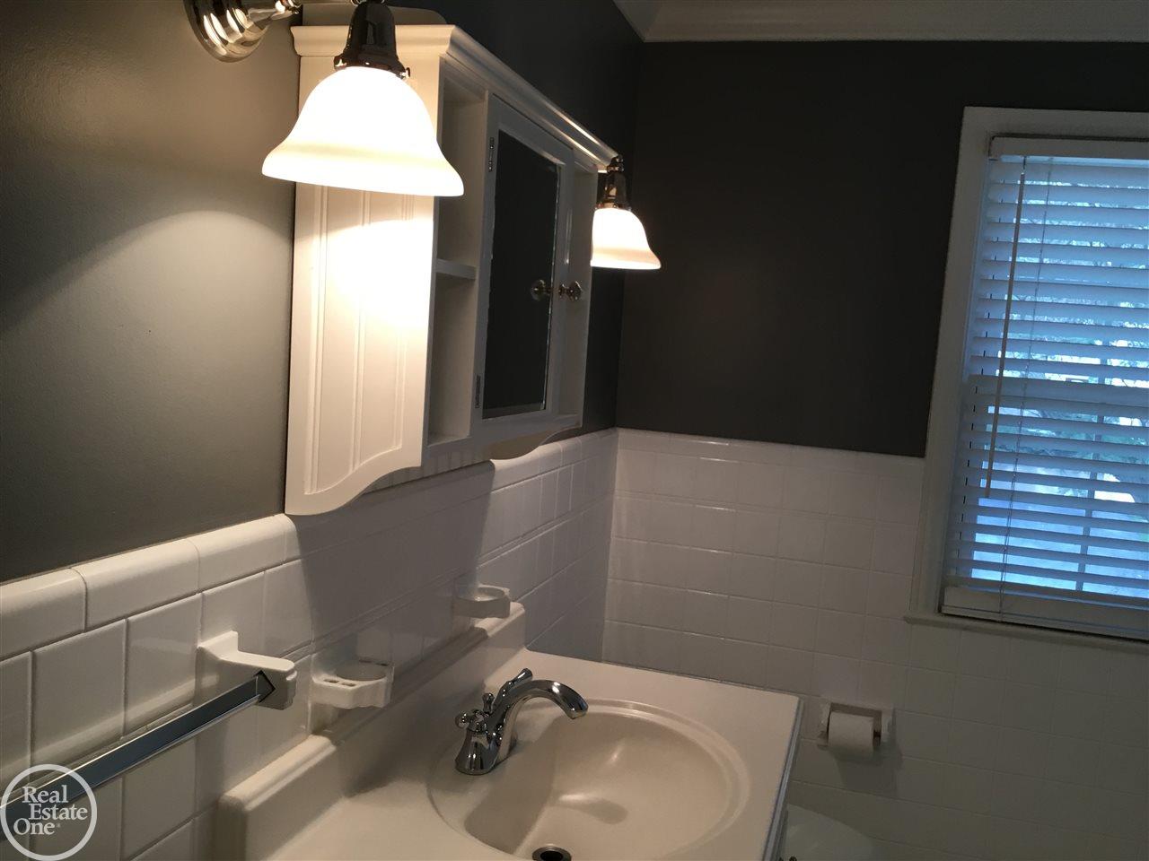 951 North Oxford Road Grosse Pointe Woods, MI 48236 - Photo 24 of 32