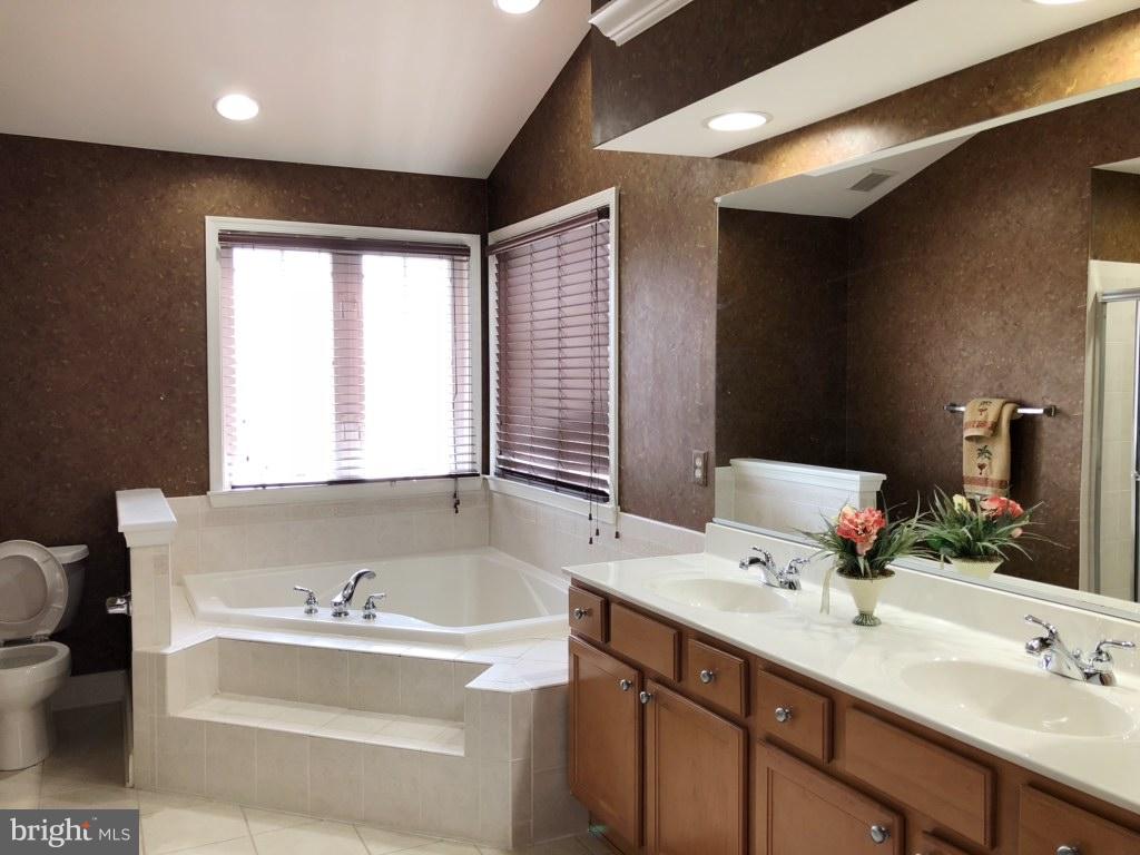 6602 Aaron Mee Way Baltimore, MD 21237 - Photo 19 of 30 a bathroom with a tub sink and mirror