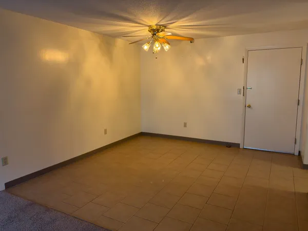 $1,975 | 467 High Street, Unit 6, Hampton, NH 03842