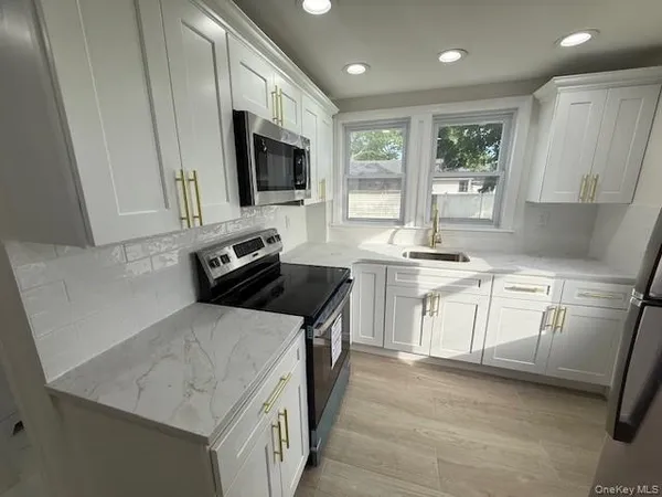 $2,650 | 336 Oceanside Parkway, Unit 1, Oceanside, NY 11572