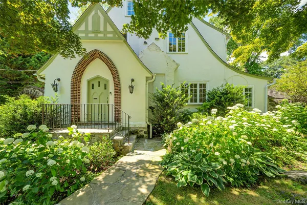 $1,595,000 | 42 Knollwood Drive, Larchmont, NY 10538