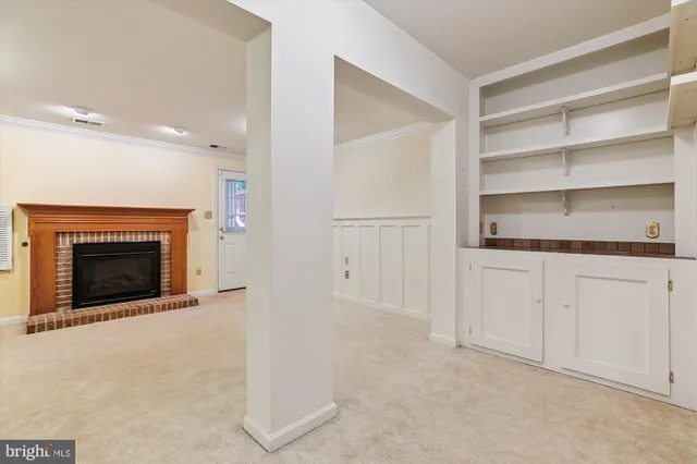 a view of a tree in the middle of a yard