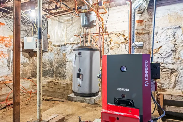 a view of backyard of the house