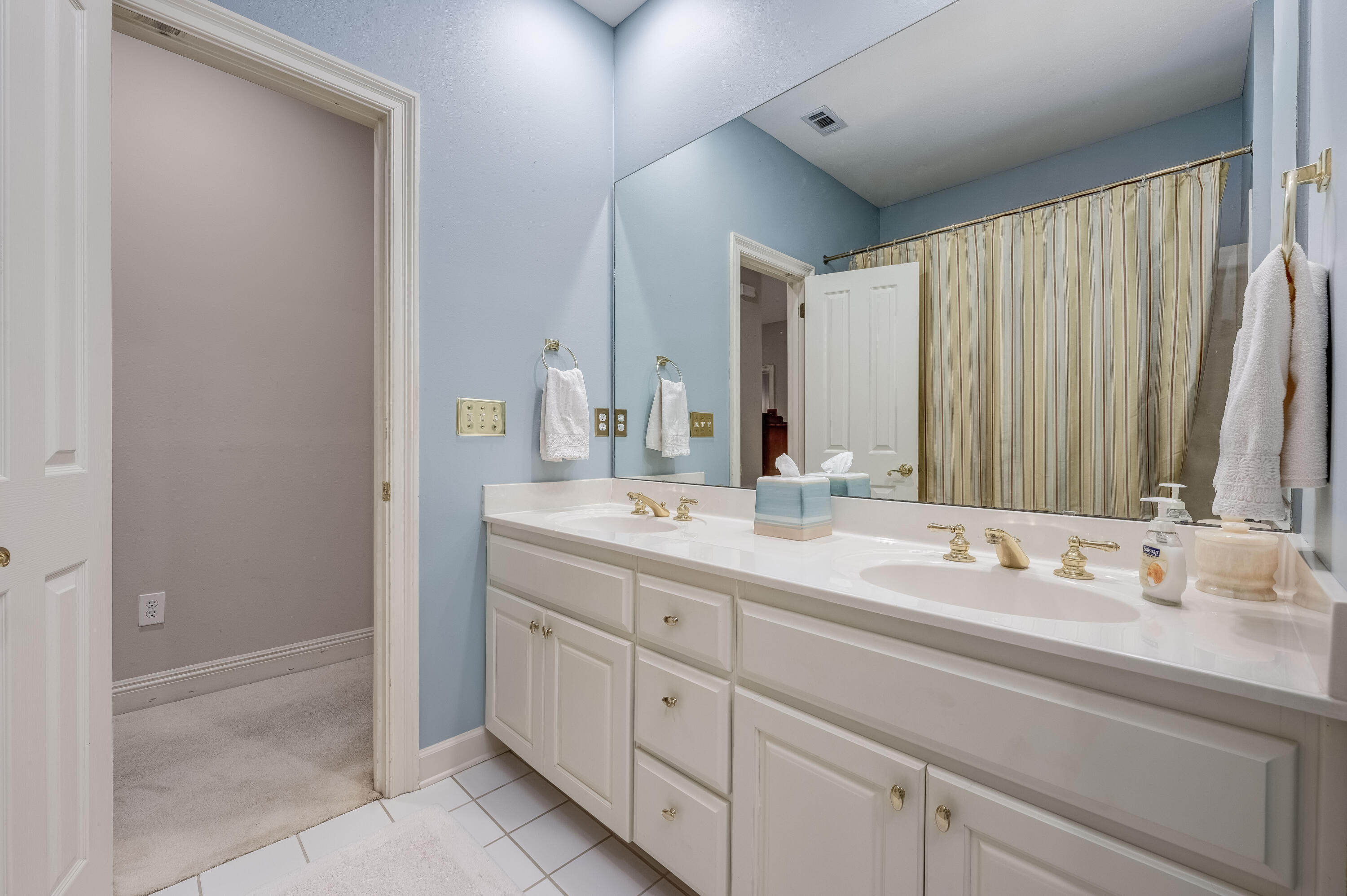 4418 Windrush Drive Niceville, FL 32578 - Photo 45 of 66 a bathroom with double sink and a mirror