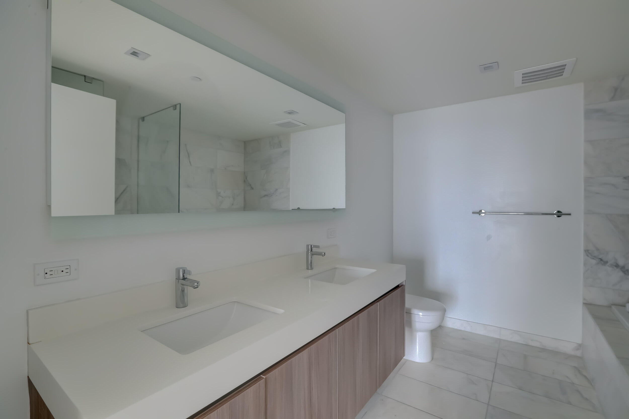 401 North Birch Road, Unit 1203 Fort Lauderdale, FL 33304 - Photo 19 of 66 Primary Bath