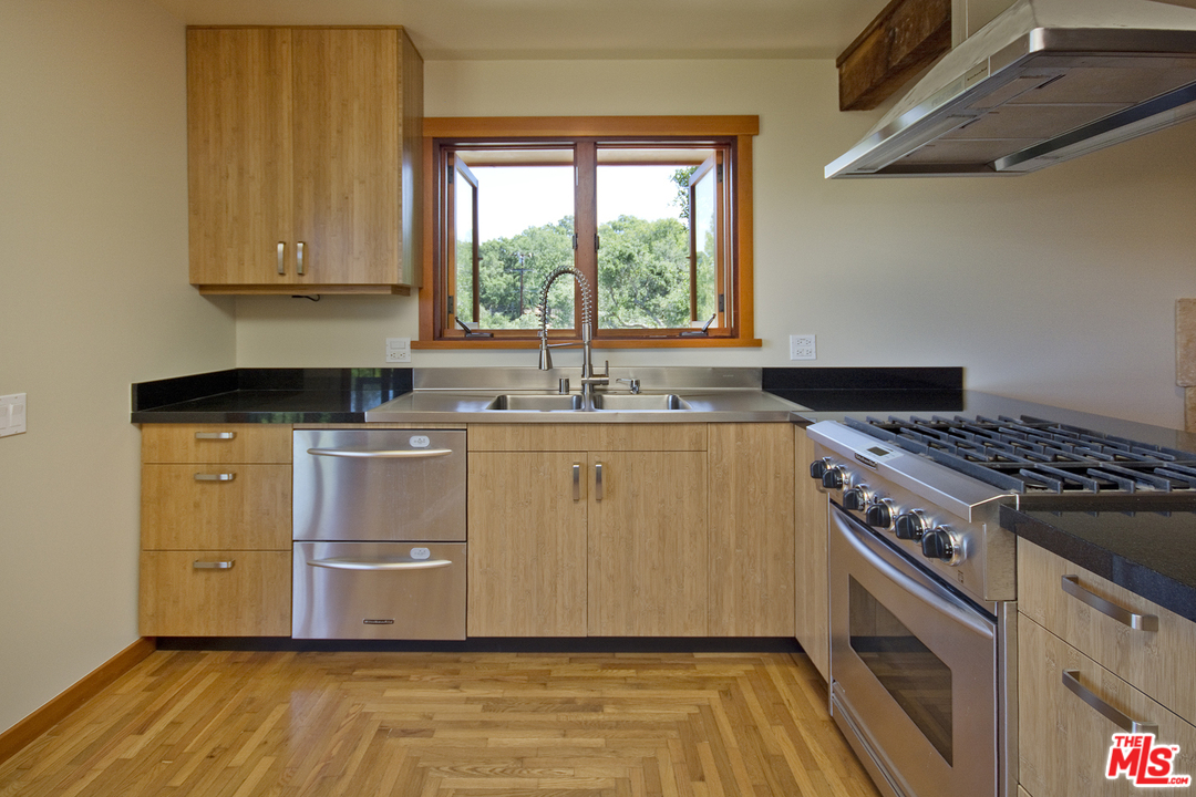 21071 Waveview Drive Topanga, CA 90290 - Photo 15 of 43