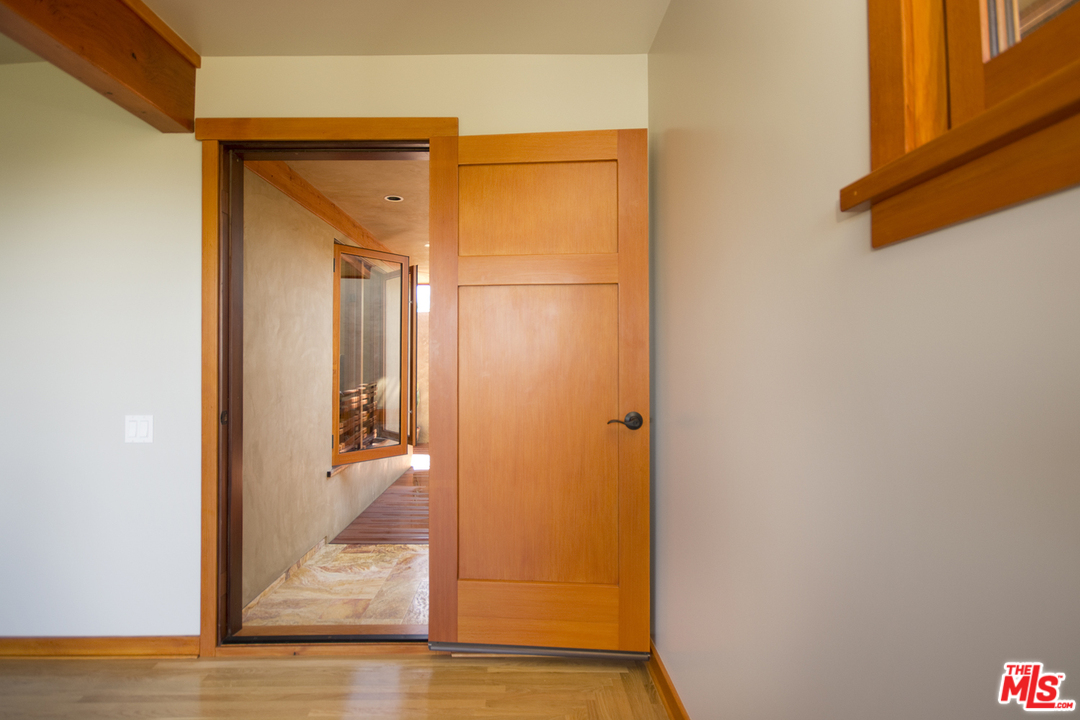 21071 Waveview Drive Topanga, CA 90290 - Photo 21 of 43