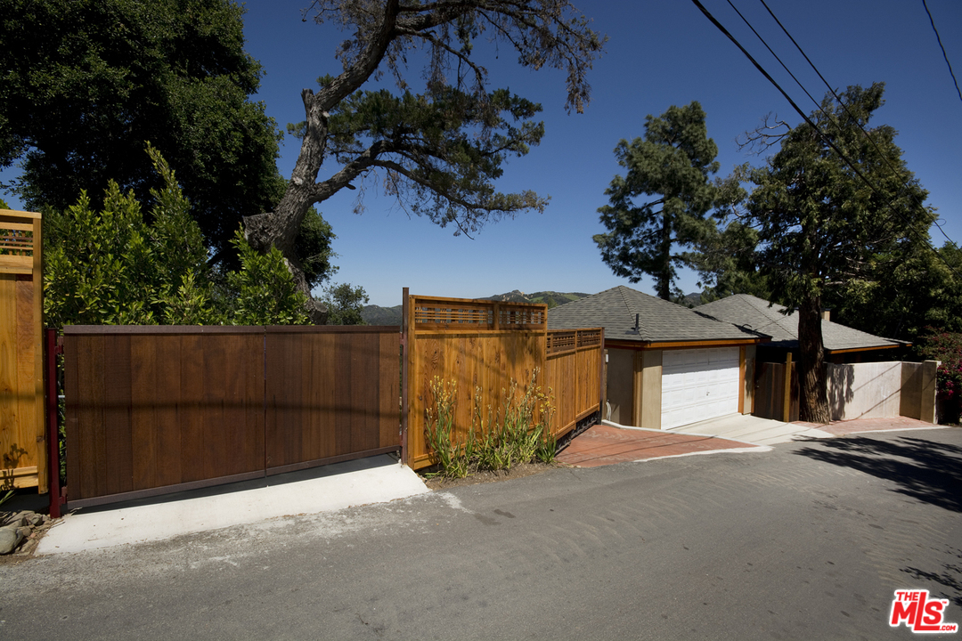 21071 Waveview Drive Topanga, CA 90290 - Photo 42 of 43