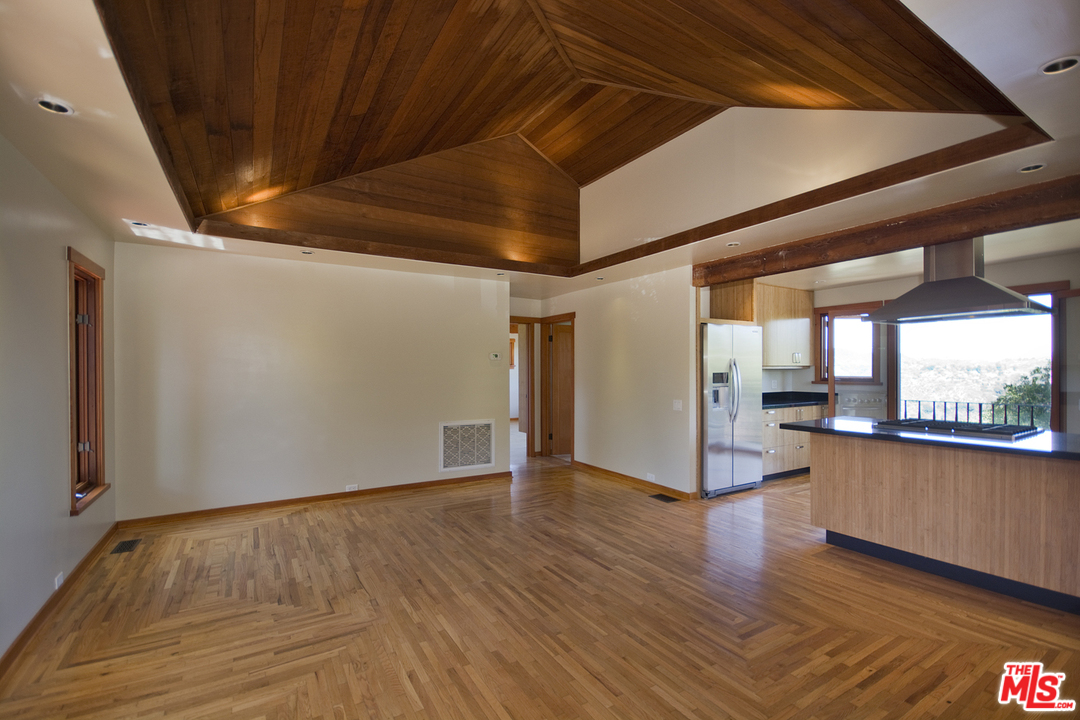 21071 Waveview Drive Topanga, CA 90290 - Photo 9 of 43