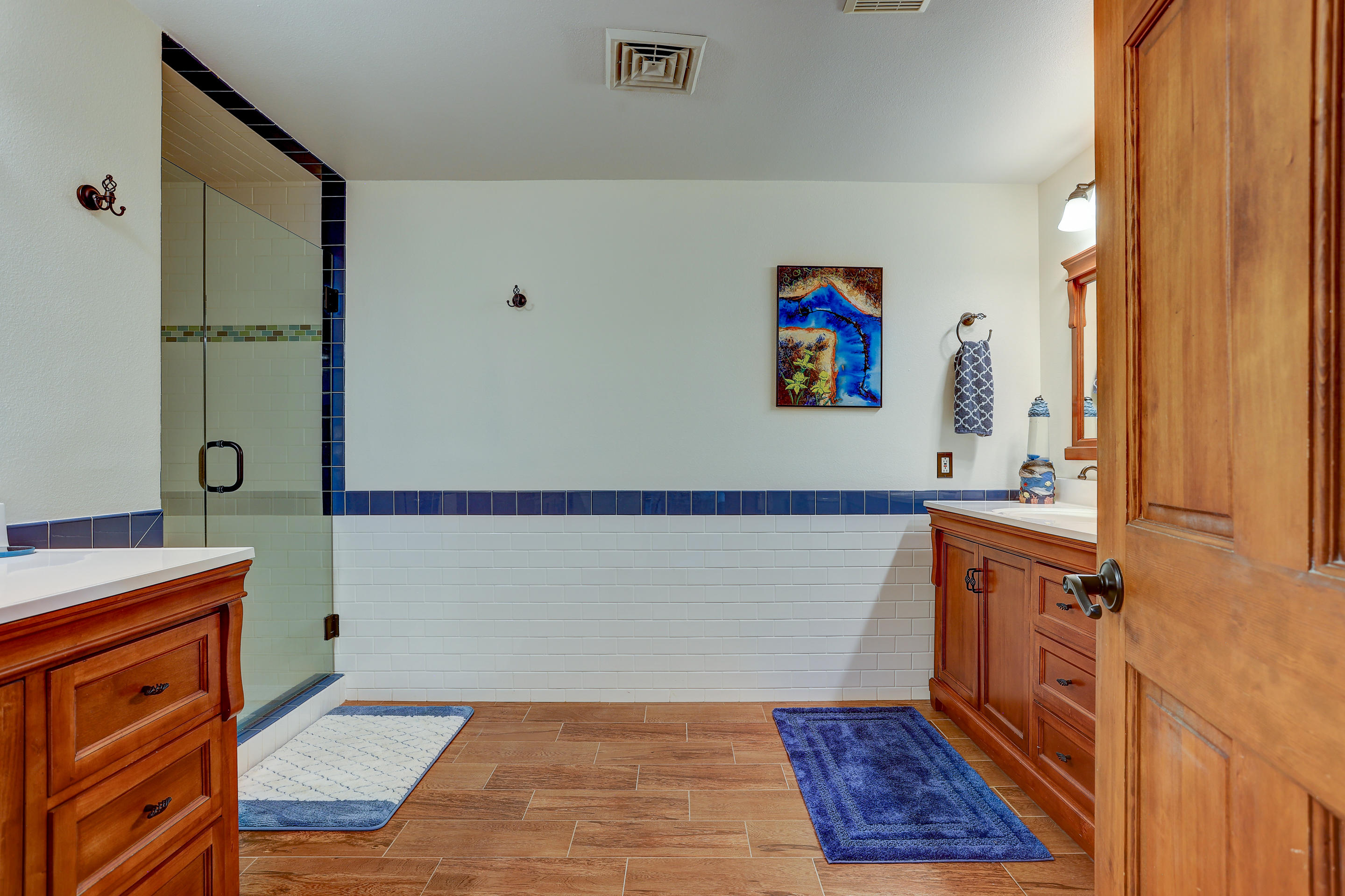 60875 Billadeau Road Bend, OR 97702 - Photo 28 of 42 a bathroom with a sink a mirror and a bathtub