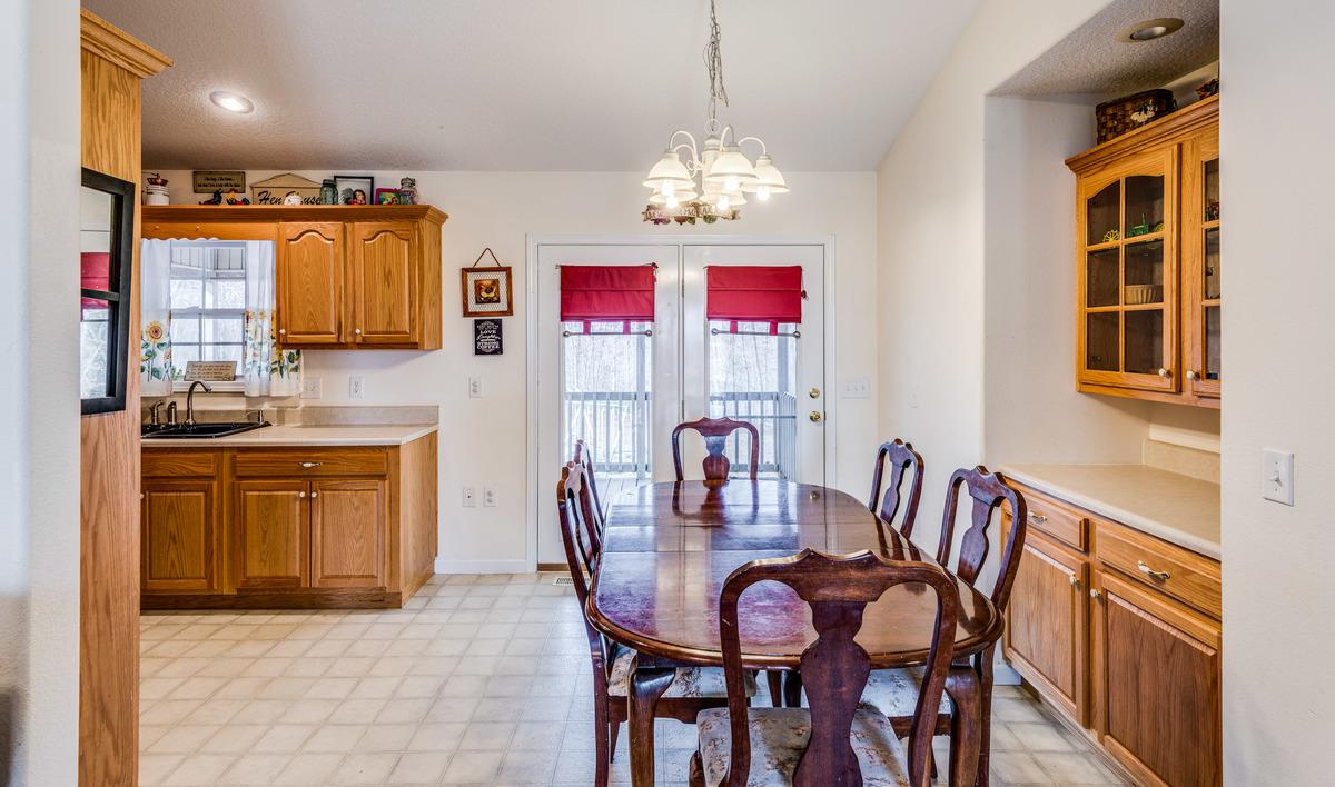 125 George Smith Road Crossville, TN 38571 - Photo 8 of 29 a dining room with furniture and window