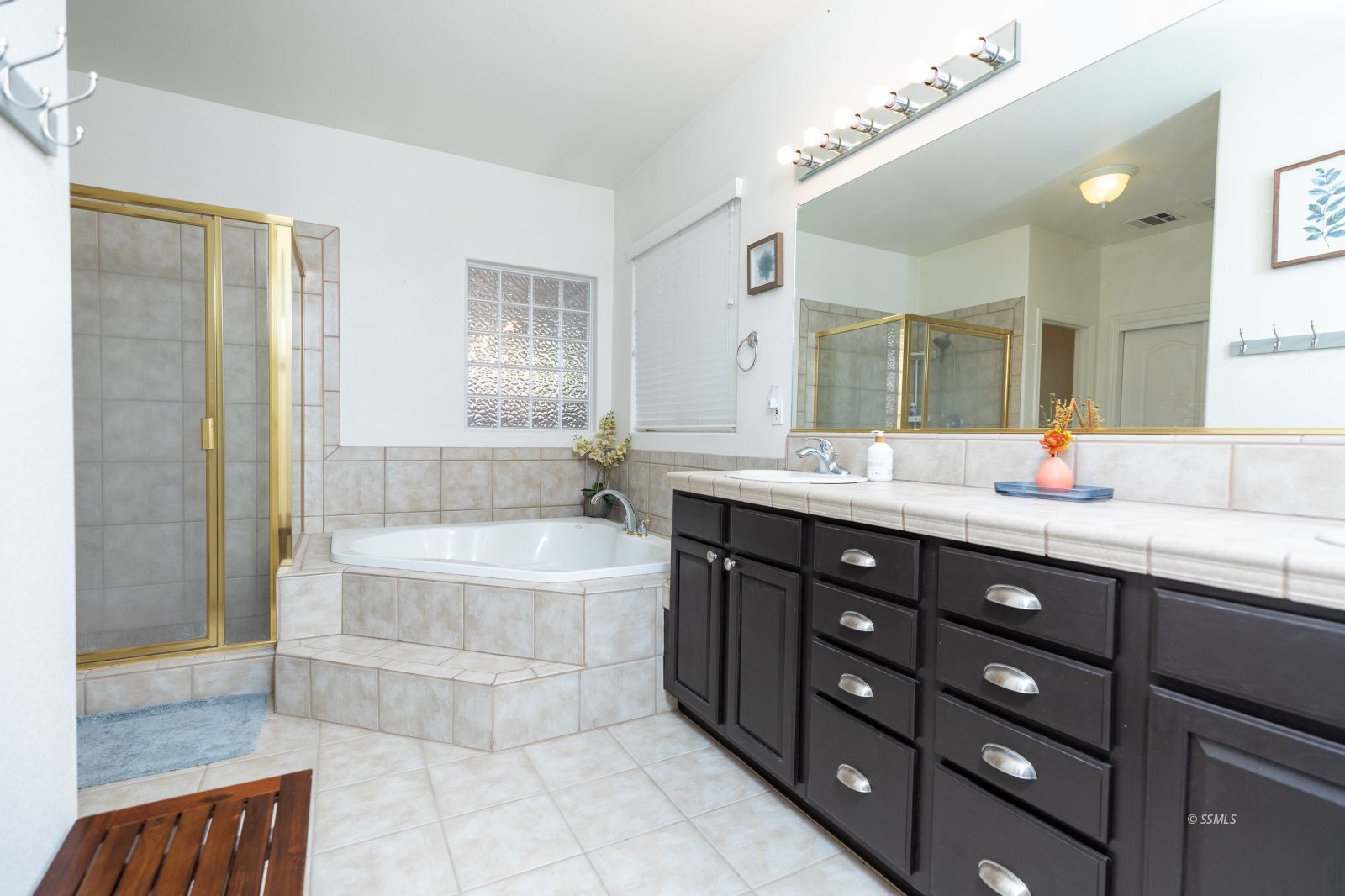 648 Pinon Court Ridgecrest, CA 93555 - Photo 19 of 35 a bathroom with a double vanity sink large mirror and a bathtub