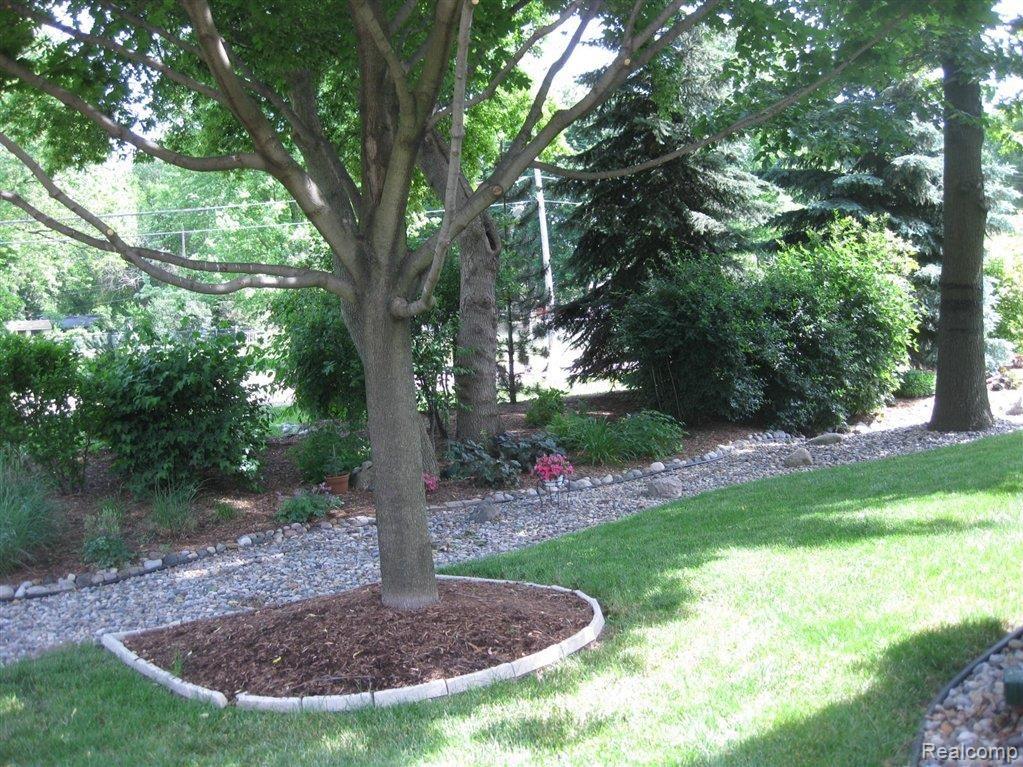3844 Beechcrest Road Rochester, MI 48309 - Photo 25 of 25 Prof Lndscpd.JPG