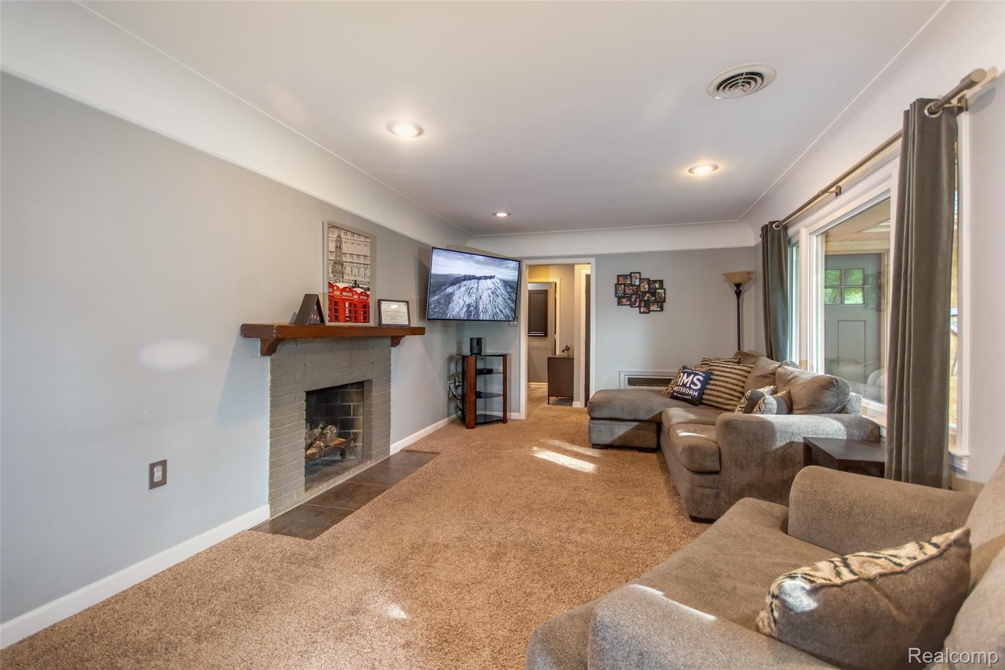 22921 Power Road Farmington, MI 48336 - Photo 4 of 40 DSC_1920enf.jpg