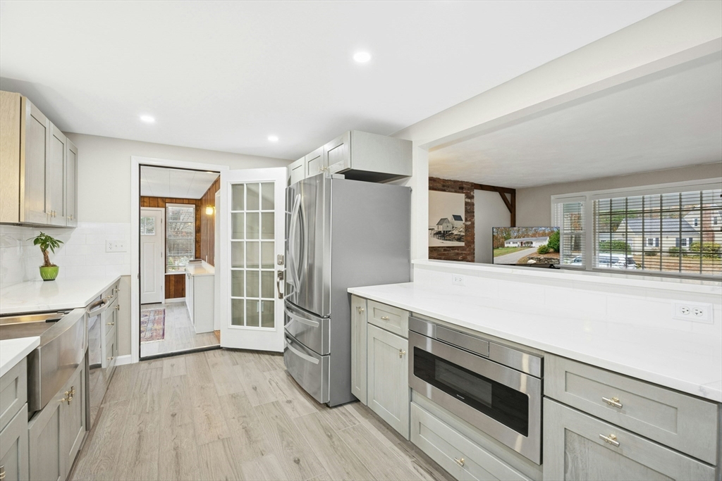 28 Chestnut Hill Road Chelmsford, MA 01824 - Photo 12 of 39