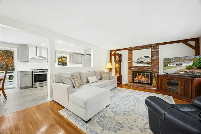 $709,900 | 28 Chestnut Hill Road, Chelmsford, MA 01824