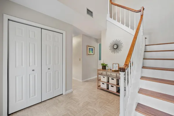 a view of entryway with livingroom