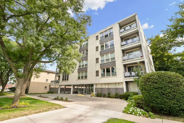 $409,000 | 1535 Park Avenue, Unit 304, River Forest, IL 60305