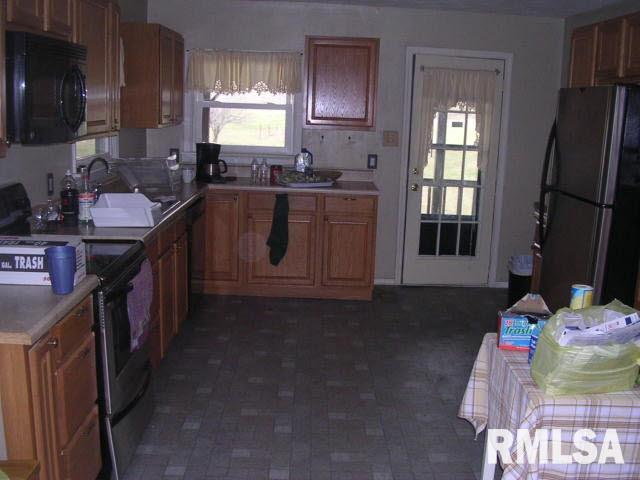 1029 Red Stripe Road Sandoval, IL 62882 - Photo 2 of 15