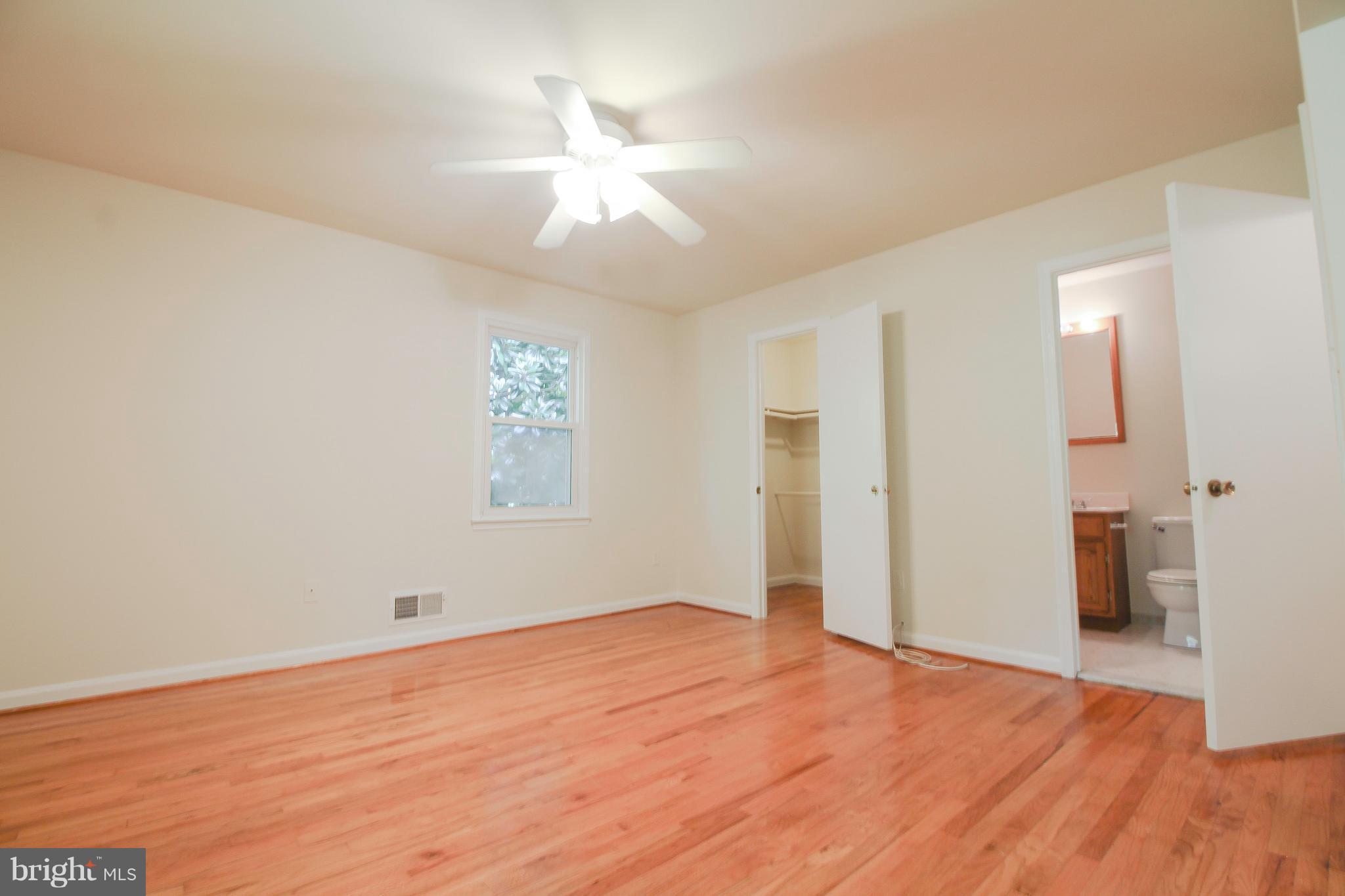 11913 Smithfield Road Manassas, VA 20112 - Photo 17 of 26 Master w/Full Bathroom, 2 Closets & Hardwoods