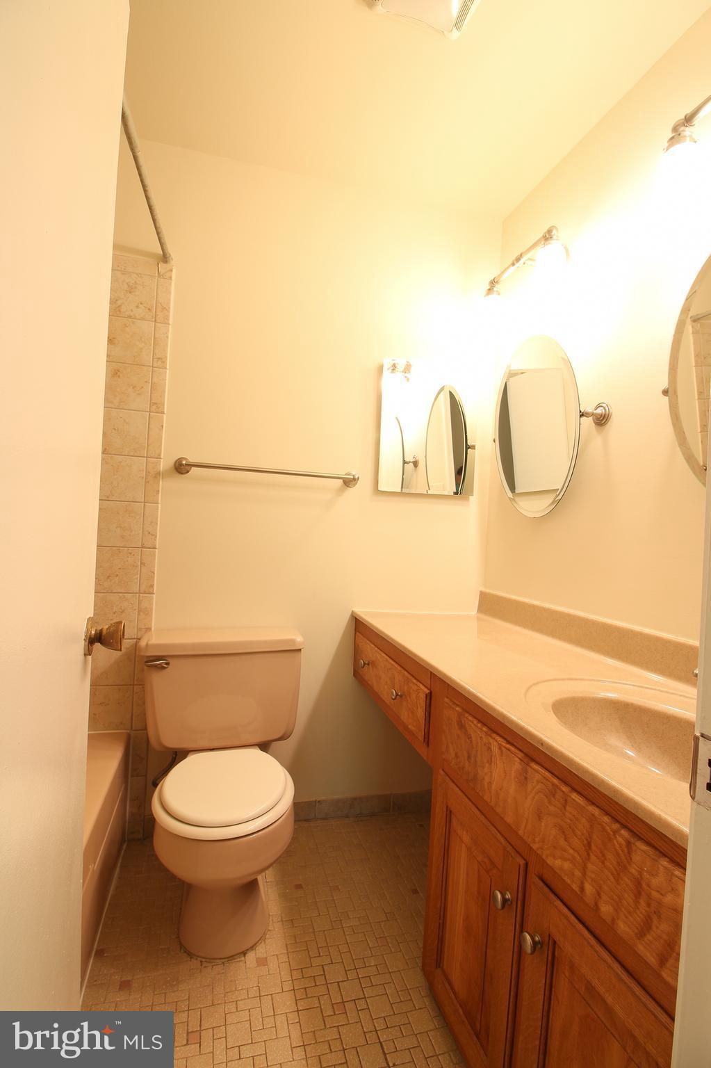 11913 Smithfield Road Manassas, VA 20112 - Photo 23 of 26 Upper Hall Full Bathroom