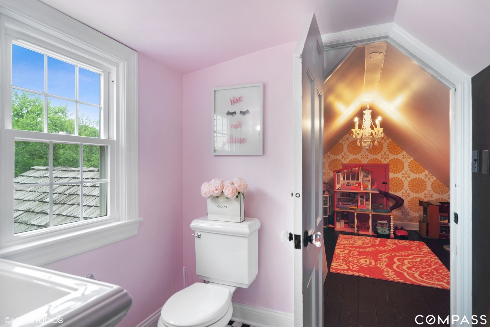 1030 Inverlieth Road Lake Forest, IL 60045 - Photo 14 of 30 a bathroom with a toilet tub and sink