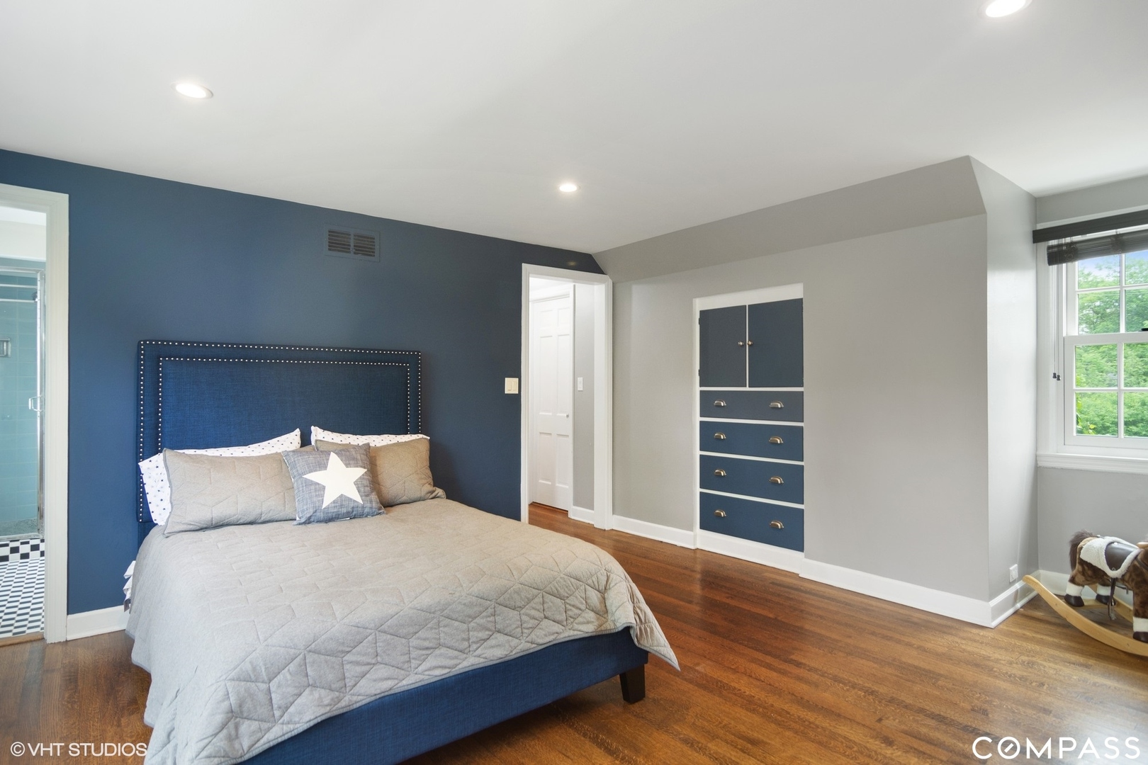 1030 Inverlieth Road Lake Forest, IL 60045 - Photo 15 of 30 a bedroom with a bed and a closet