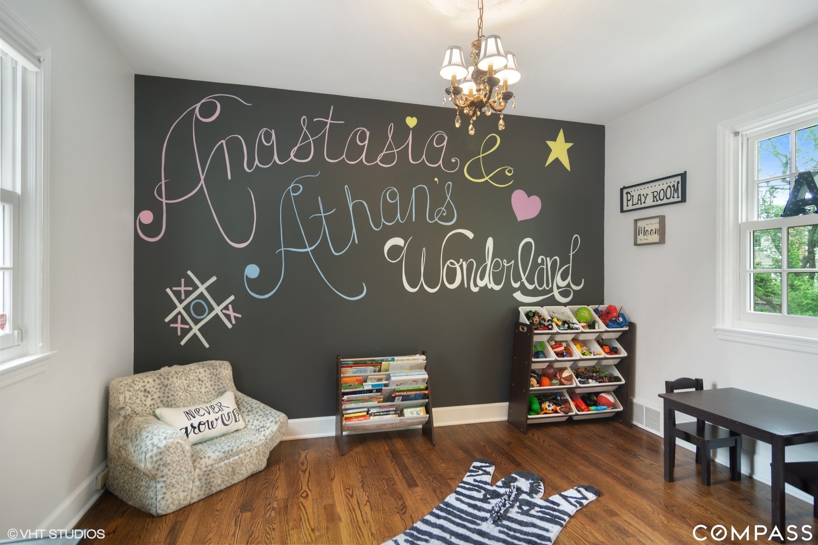 1030 Inverlieth Road Lake Forest, IL 60045 - Photo 18 of 30 a view of a livingroom with furniture and workspace