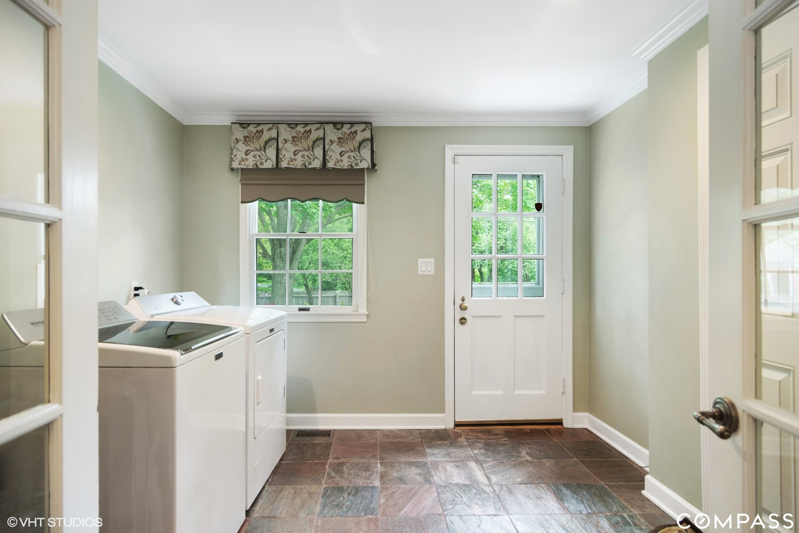 1030 Inverlieth Road Lake Forest, IL 60045 - Photo 20 of 30 a utility room with a window