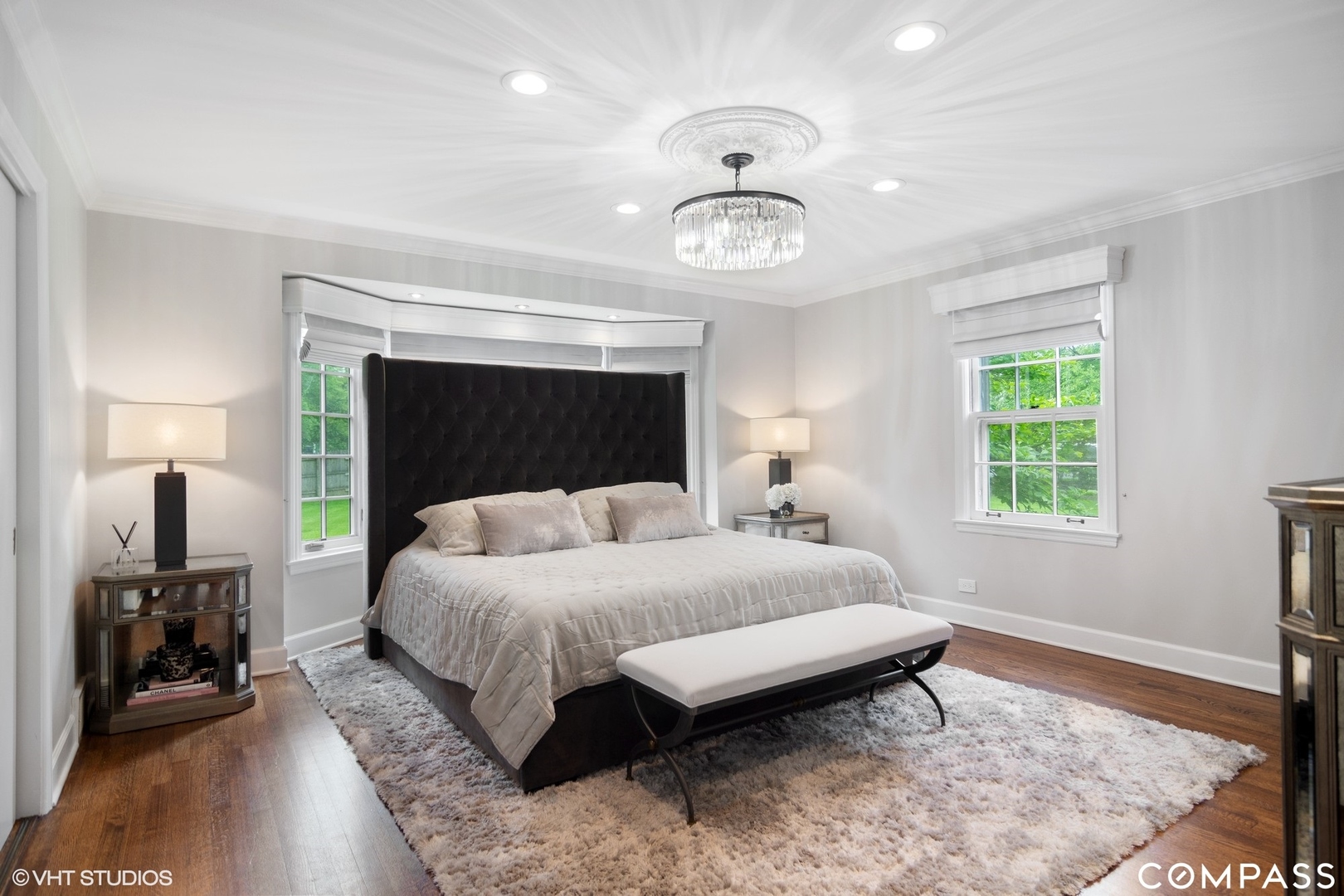 1030 Inverlieth Road Lake Forest, IL 60045 - Photo 8 of 30 a bedroom with a bed and a table