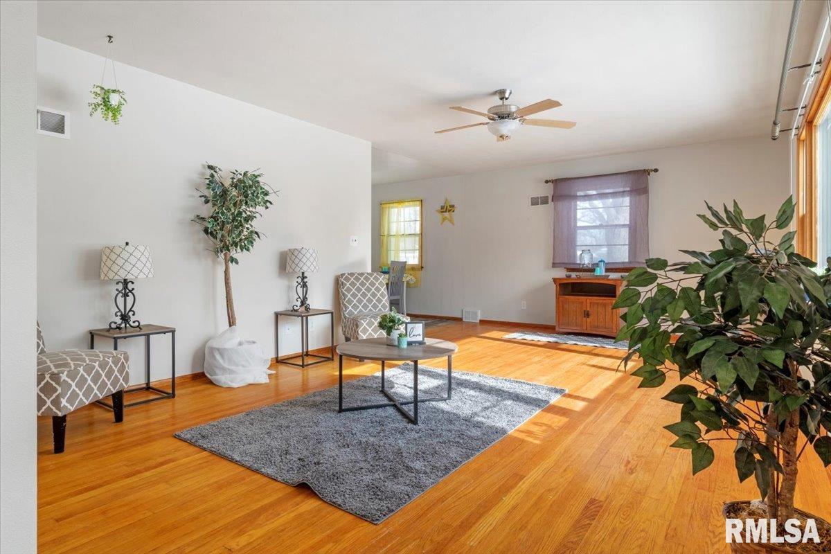 2457 Sussex Road Springfield, IL 62703 - Photo 4 of 34