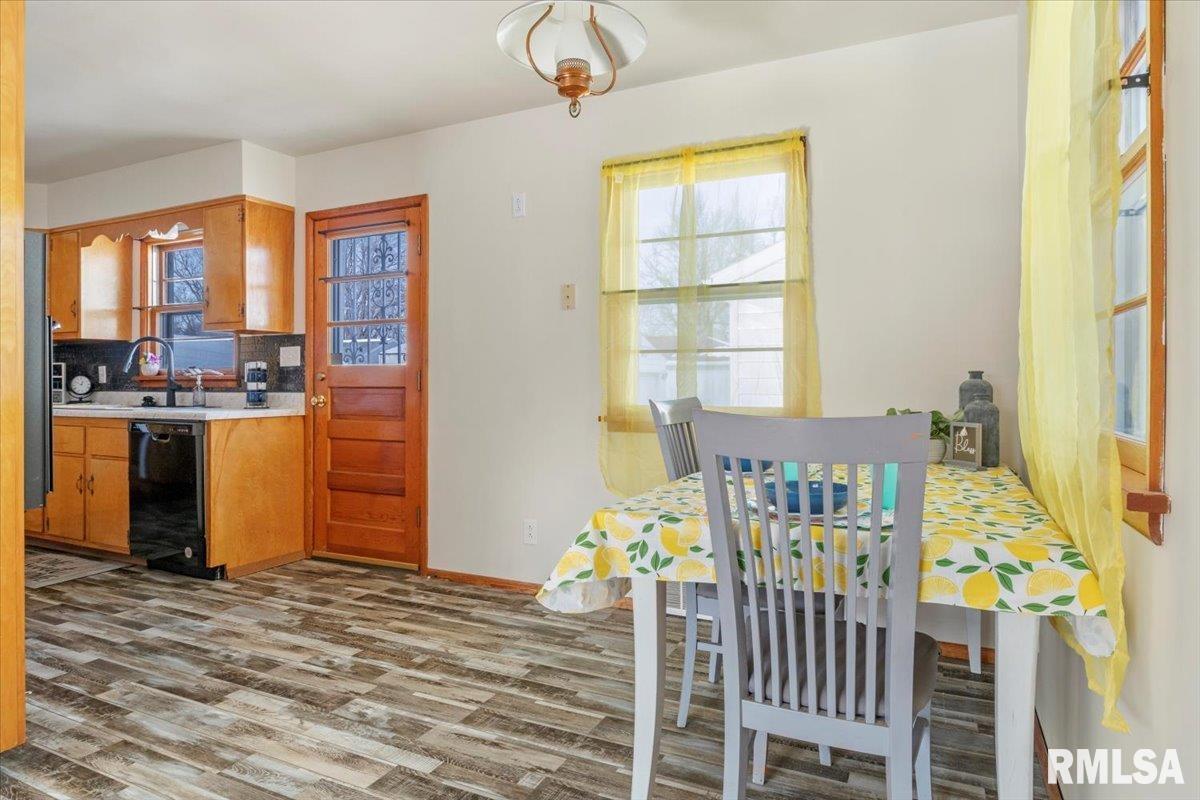 2457 Sussex Road Springfield, IL 62703 - Photo 9 of 34