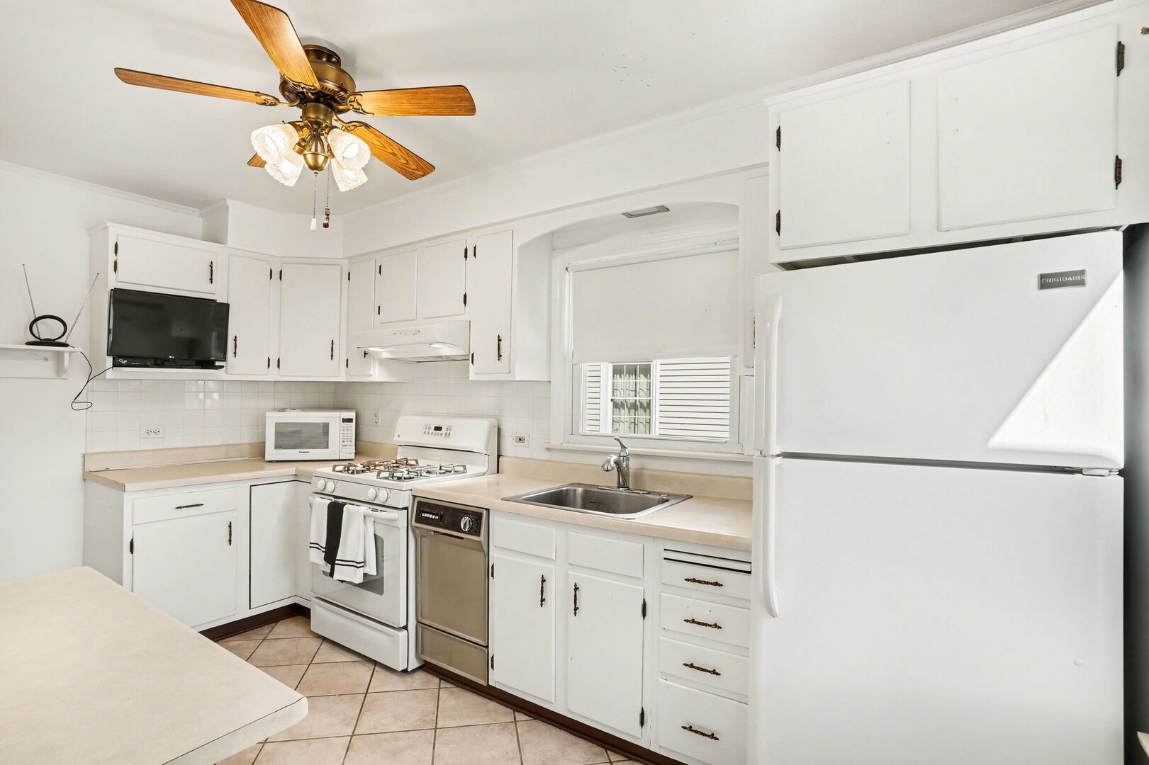 995 Swain Avenue Elmhurst, IL 60126 - Photo 6 of 17