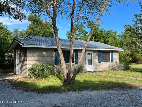 $1,400 | 416 Jeff Davis Avenue, Waveland, MS 39576