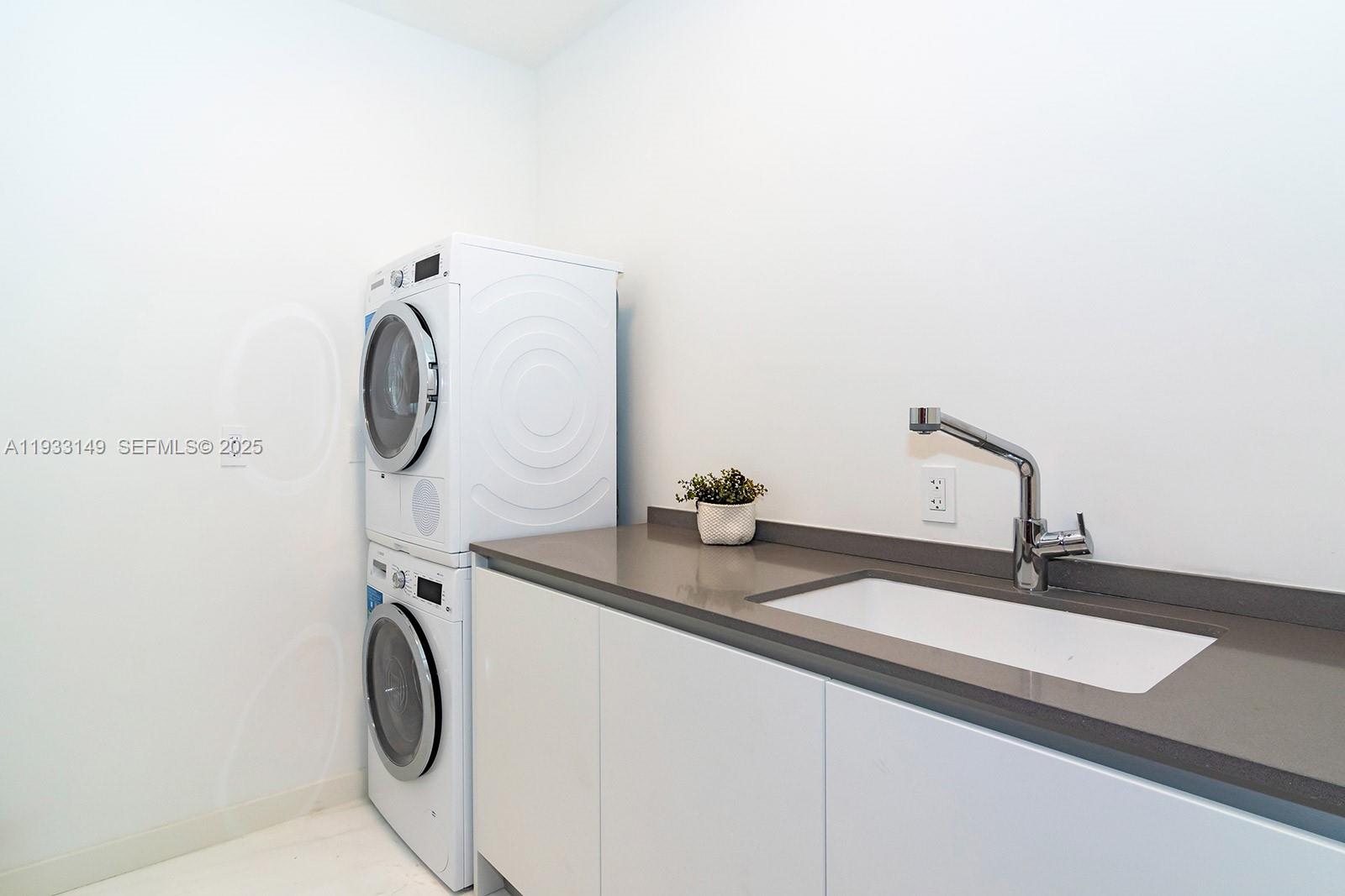 300 Biscayne Blvd Way, Unit 1901 Miami, FL 33131 - Photo 57 of 57 a bathroom with a sink and a mirror
