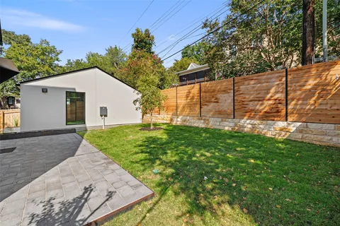 a view of backyard with garden