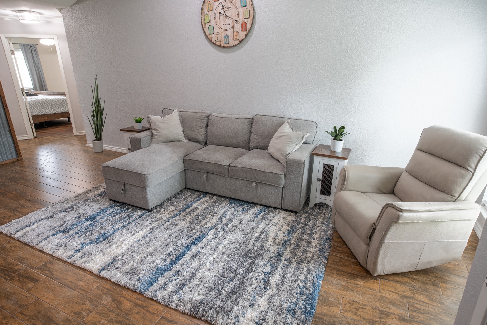10 Wagon Ln Loop Angleton, TX 77515 - Photo 3 of 28 a living room with furniture and a rug