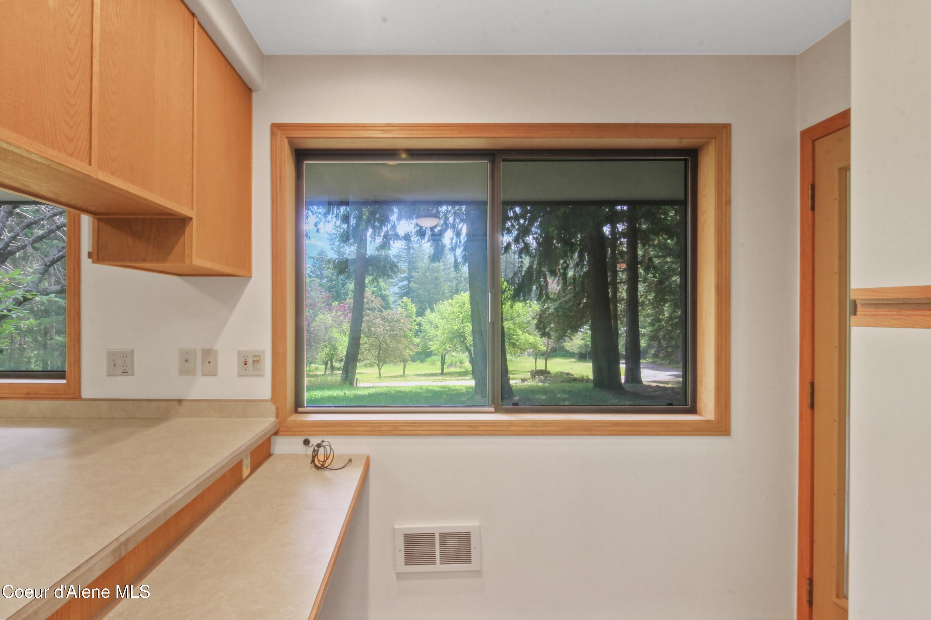 150 Denali Road Sagle, ID 83860 - Photo 24 of 40 024_Breakfast Nook