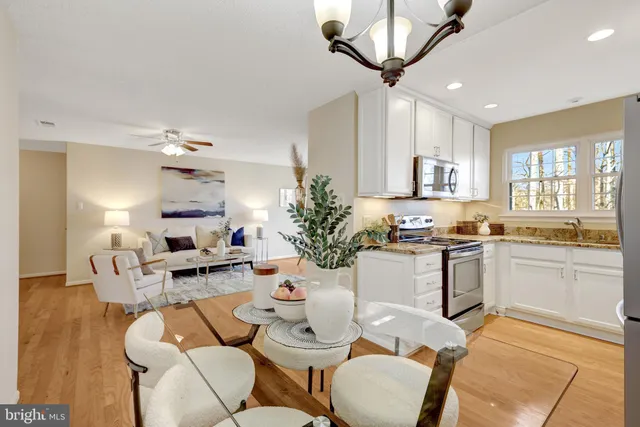 $365,000 | 3802 Green Ridge Court, Unit 202, Fairfax, VA 22033