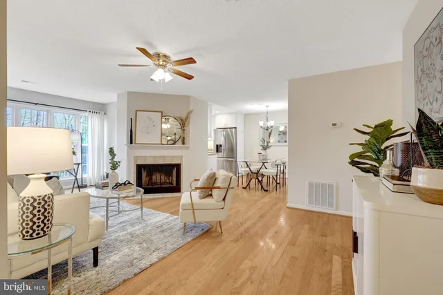 $365,000 | 3802 Green Ridge Court, Unit 202, Fairfax, VA 22033