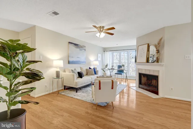 $365,000 | 3802 Green Ridge Court, Unit 202, Fairfax, VA 22033